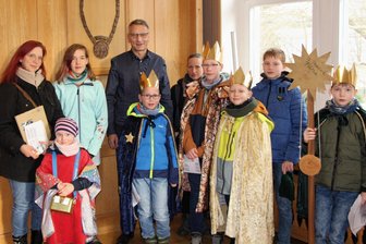 2023 in Flöha: Am Ende kam noch das Wasser - Schutz und Segen: Die Sternsinger der Katholischen Gemeinde St. Theresia waren am Donnerstag im Rathaus in Flöha zu Gast.
