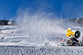 Die kalten Tage werden am Fichtelberg genutzt, um reichlich Kunstschnee zu produzieren.