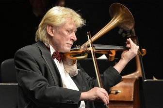 2024 in Bad Elster beginnt schräg: Singende Säge, Trompetengeige und Schreibmaschine im Konzert - Der Bratschist Henry Schneider: ein Meister auch auf der Trompetengeige.
