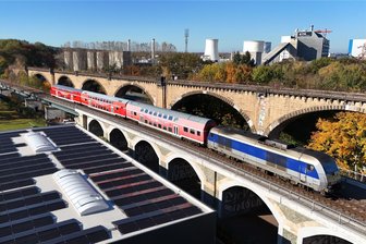 2025 komfortabler im RE 6 von Chemnitz nach Leipzig: Doppelstockzüge lösen ab Dezember alte Reichsbahnwagen ab - Zur Schulung des MRB-Zugpersonals ist seit jüngst ein erster Doppelstockzug noch ohne Fahrgäste unterwegs, hier auf dem Chemnitztalviadukt über die Blankenauer Straße.