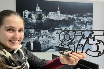 2025 wird ein Festjahr für Schwarzenberg mit prominenten Gratulanten von Roland Kaiser bis Peter Maffay - Nicole Barnitzke hält die Fäden der Vorbereitungen der 875-Jahr-Feier von Schwarzenberg im nächsten Jahr zusammen. Hier zeigt sie das Modell einer Kontur der Zahl, die zum Auftakt des Festjahrs eine besondere Rolle spielt.