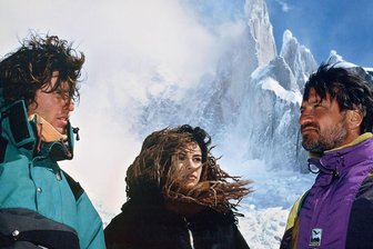 21. Bergsichtenfestival in Freiberg: Extremkletterer Glowacz zeigt sein Schauspieltalent - Stefan Glowacz (li.) in einer Szene aus „Schrei aus Stein“. Vittorio Mezzogiorno (re.) verkörpert im Film im Kampf um die Erstbesteigung des Cerro Torre (im Hintergrund) seinen Gegenspieler.