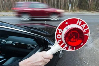 21-Jähriger rast unter Drogeneinfluss durch Wiesenburg und flüchtet durch die Mulde - 
