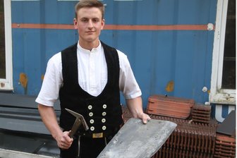 21-jähriger will hoch hinaus: Leubsdorfer ist der jüngste Dachdeckermeister der Handwerkskammer Chemnitz - Dachdeckermeister Louis Pauli aus Leubsdorf mit Schieferhammer und Schieferplatte.