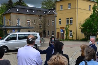 21 Millionen Euro für Klinikumbau - Die zwei Gebäude, in denen ein Großteil der Verwaltung sitzt und eine Cafeteria auf Gäste wartet, sind in die Jahre gekommen. Beide Häuser werden abgerissen. Hier entsteht die neue Rettungswache.