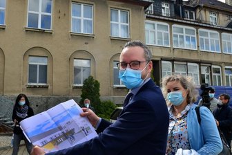 21 Millionen Euro sollen in Klinikumbau fließen - Der Altbau im Hintergrund wird abgerissen. LMK-Geschäftsführer Florian Claus zeigt, wie der Neubau, der an jener Stelle hochgezogen wird und in dem auch die stationäre Notfallversorgung zu finden sein wird, einmal aussehen soll.