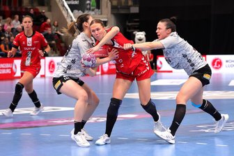 21 Tore Unterschied: Dämpfer für den BSV Sachsen Zwickau beim Deutschen Meister - Die Zwickauerinnen Kaho Nakayama (links) und Natasa Corovic (rechts) versuchen, Jenny Carlson von HB Ludwigsburg am Wurf zu hindern.