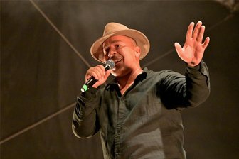 21. Zwickauer Stadtfest: Wie Lou Bega, Laura Bilgeri, Iggi Kelly und Marina Marx am Samstag dem Publikum eingeheizt haben - Um Mitternacht betrat er die Stadtfest-Bühne: Seinen Hit „Mambo No. 5“ hatte Lou Bega in zwei unterschiedlichen Versionen mit nach Zwickau gebracht.