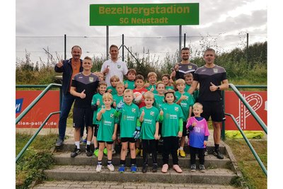 „Waldkicker" beim Fototermin. Bert Blechschmidt (links) hatte die Idee einer Teilnahme.