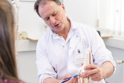 Dr. Peik Mutze, Chefarzt der Klinik für Orthopädie und Unfallchirurgie am Krankenhaus Freiberg, erklärt in einer Sprechstunde die OP am Kniegelenk.
