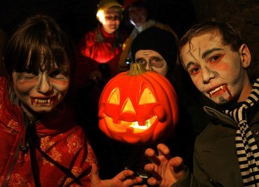 
              <p class="artikelinhalt">Halloween-Gruselparty in Pöhla: Lena Korb, Pascal Schmidt und Lucas Korb (v. l.) waren drei der kleinen Spukgestalten, die sogar im schummrigen Morgensternstollen in Pöhla ihr Unwesen trieben. "Süßes oder Saures" gab es dann draußen am Lagerfeuer. Für Muttis und Vatis gab's sogar Deftiges. </p>
            