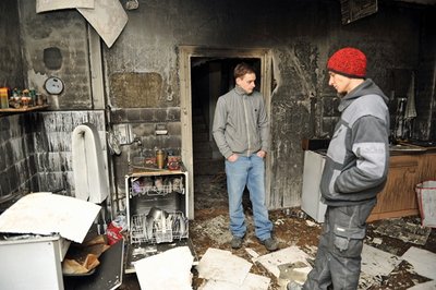 David und Markus Weber (v.l.) in ihrem Brandhaus, der Schaden ist verheerend, das war die Küche.