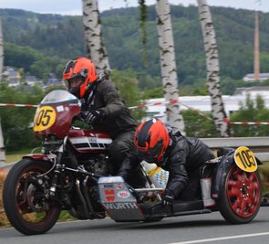 Erst vergangenen Sonntag wurde mit der 21. Zschopauer Classic eine Gleichmäßigkeitsfahrt für Oldtimer im Erzgebirge ausgetragen. Hier meistern Martin und Ute Brenner aus Laberweinting mit ihrer Yamaha die 1000-Meter-Strecke. Nun folgt am Pöhlberg ein ähnlicher Wettbewerb. 