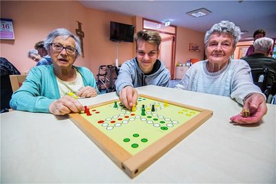 Benjamin Georgi aus der 9. Klasse spielte im Pflegeheim "Herbstsonne" mit Maria Möckel (links) und Hilde Unger. 