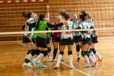 Die Volleyballerinnen des SV Siltronic haben sich auf Platz 1 der Bezirksliga geschmettert.