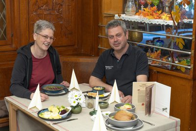 Philine Schlotte hatte die Idee zu dem Retro-Format, Oliver Ullrich setzt es kulinarisch um. Zum Essen á la HO-Gaststätte passt das Interieur des Ratskellers samt Tischdeko und Menükarte.