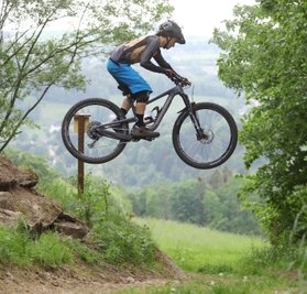 Lucas Arnhold bei einem Sprung auf dem neuen Trail. 