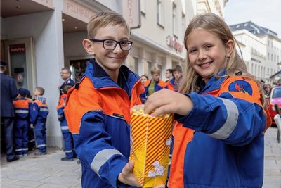 Der elfjährige Freddy aus Buchholz und die achtjährige Nele aus Crottendorf (kleines Foto) gehörten zum Feuerwehrnachwuchs, der sich im Anschluss bei Popcorn und einem Getränk den Filmspaß nicht entgehen ließ.
