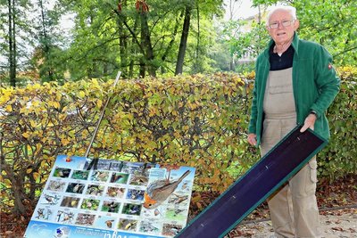 Wolfgang Dietrich vom Heimatverein sammelt Teile der demolierten Informationstafel ein.