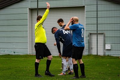 Schiedsrichter Tobias Hähnel zeigt LSV-Kicker Dominik Oehme (r.) die Ampelkarte, die auch seinen Trainer überraschte.