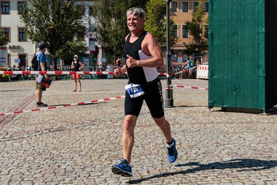 Torsten Hahn vom VfA Rochlitzer Berg zeigte seinen (ehemaligen) Schülern am Ende nur die Fußsohlen. Der Sportlehrer des Mathesiusgymnasiums ließ viele Abiturienten hinter sich.