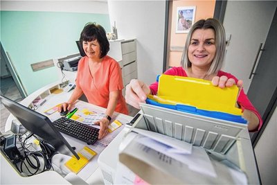 Sylvia Becker (links) und Nadine Ständer gehören zum engagierten Praxisteam in Jacob. 