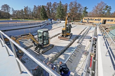 Im Wellenbecken werden Kanäle für neue Einströmrinnen ausgestemmt.