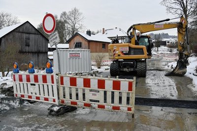 Die Ortsdurchfahrt Unterhermsgrün ist Baustelle. Die Vollsperrung bleibt, nur der Anliegerverkehr Richtung Ebersbach darf durch. 
