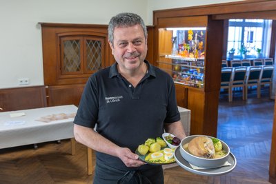 Wecken Erinnerung an Omas Küche und die Betriebskantine: Senf-Eier und Eisbein. Gastronom Oliver Ullrich macht den Ratskeller Rodewisch zur Pop-up-Gaststätte mit außergewöhnlichem Format.