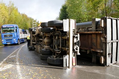 Auf der Auffahrt zur B 174 ist ein Laster umgekippt.