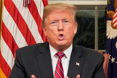 Donald Trump bei seiner Rede an die Nation am Dienstagabend. Es geht ihm vor allem um den geplanten Mauerbau an der Grenze zu Mexiko. Der US-Präsident will dem neuen Staatsetat nur dann zustimmen, wenn darin 5,7 Milliarden Dollar für den Mauerbau bereitgestellt werden. Das hat Folgen für 800.000 Bundesbedienstete: Aufgrund der Haushaltssperre werden sie seit drei Wochen nicht mehr bezahlt.