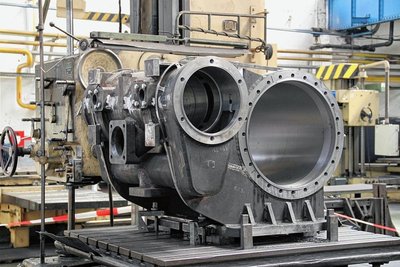 Zwischenstand am 3. September 2022: Auch die Neufertigung der beiden Zylinder - hier einer auf dem Bohrstand in Meiningen - verzögerte die Fertigstellung der Lok. Vereinsfreunde waren mehrfach zu Besuch im Werk. 