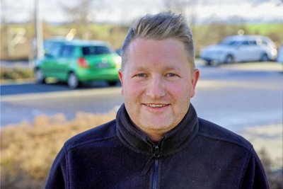 Christian Meisel, Inhaber der Edeka-Filiale am Bahnhof Hohenstein-Ernstthal ärgert sich, dass seine Kunden wegen zu vieler Langzeitparker inzwischen oft keinen Parkplatz finden.Foto: Andreas Kretschel