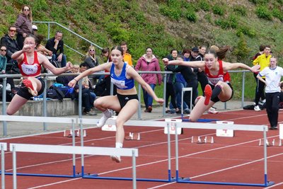 Auch der Hürdensprint, bei dem hier Merle Friedrich (LV 90), die Frankenbergerin Belana Kuntze und Amelie Adamczyk (LV 90/von links) zu sehen sind, gehörte zum Programm.