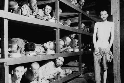 Befreite Häftlinge des Konzentrationslagers Buchenwald am 16. April 1945 auf Holzpritschen in der Baracke 56 des kleinen Lagers.