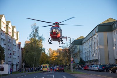 Ein Hubschrauber flog den schwer verletzten Motorradfahrer ins Krankenhaus. 