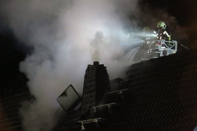 Mit einer Drehleiter bekämpfte die Feuerwehr den Brand von oben.