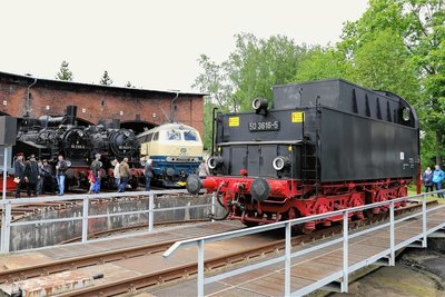 Lichtblick im Mai 2022: Bei den Schwarzenberger Eisenbahntagen konnte der bereits fertiggestellte Tender der Lok 50 3616 auf der Drehscheibe des Eisenbahnmuseums präsentiert werden.