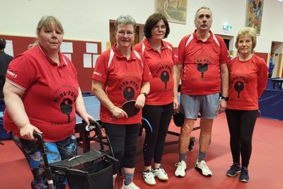 Erstmals nahmen Bianca Reiher, Silvia Stahlberg, Claudia Praße, Bernd Hopf und Maria Müller (von links) vom PingPongParkinson-Stützpunkt Zwickau an der Sachsenmeisterschaft im Para-Tischtennis teil.