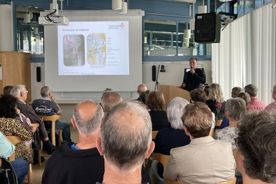 Chefarzt Dr. Peik Mutze ging vor rund 110 Besuchern zum Patientenforum im Krankenhaus Freiberg auf Gelenkbeschwerden ein. Die nächste Sonntagsvorlesung findet am 5. Juli 2026 um 10 Uhr im Krankenhaus Freiberg statt - Thema: Lungenembolie.