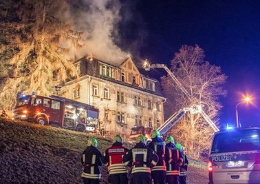 13. März 2021: Einsatzkräfte von Feuerwehr und Polizei vor dem unbewohnten Gebäude an der Straße Am Brückenberg, dessen Dachstuhl in Brand geraten war. Die Feuerwehr war ab 3.30 Uhr mit einem Großaufgebot für mehrere Stunden im Einsatz. Die nahe Bundesstraße 101 musste längere Zeit komplett gesperrt werden. 