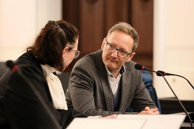 Kinderschutzmediziner Marcus Stange hat die Kinder begutachtet. Er sagt: „Ich war angesichts der Vorgeschichte über den Auftritt der Eltern erstaunt. Die Kinder hatten Hunger, sie bekamen Wasser mit Kokoswasser. Ich war menschlich erschüttert.“