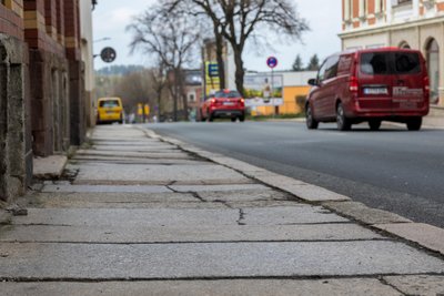 Der Fußweg an der Bahnhofstraße wird saniert.