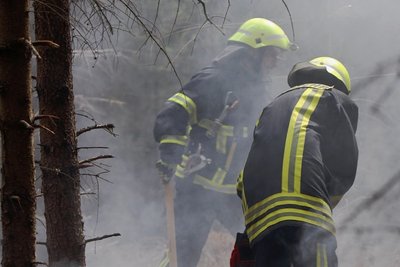 Kameraden der Feuerwehr Erdmannsdorf löschen den Brandherd. 