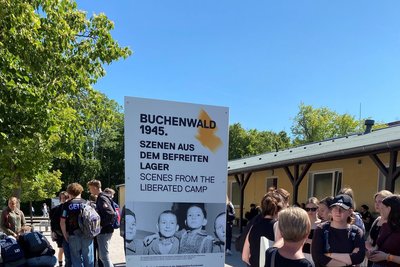 Auf dem Areal der KZ-Gedenkstätte Buchenwald wird auf Schautafeln die Geschichte erklärt.