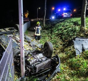 10. Oktober 2021: Ein VW kam von der B 101 in Schwarzenberg ab und überschlug sich. Die Ortswehr Sachsenfeld musste anrücken. 