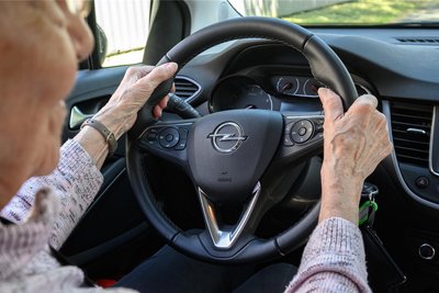 Eine ältere Teilnehmerin nimmt an einem Fahrsicherheitstraining teil. Eine verbindliche Überprüfung der Fahrtauglichkeit im Alter wird es in Deutschland wohl nicht geben.