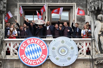 Die Bayern-Stars feiern auf dem Rathaus-Balkon.