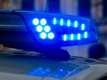  
          Ein Blaulicht der Polizei leuchtet auf.
