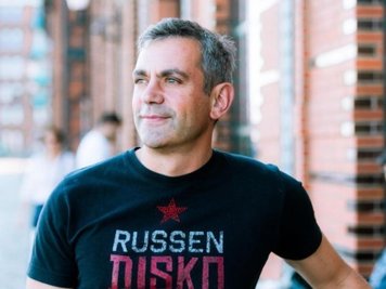 Der Schriftsteller Wladimir Kaminer ist zum Ehrenkünstler des König Albert Theaters Bad Elster ernannt worden.